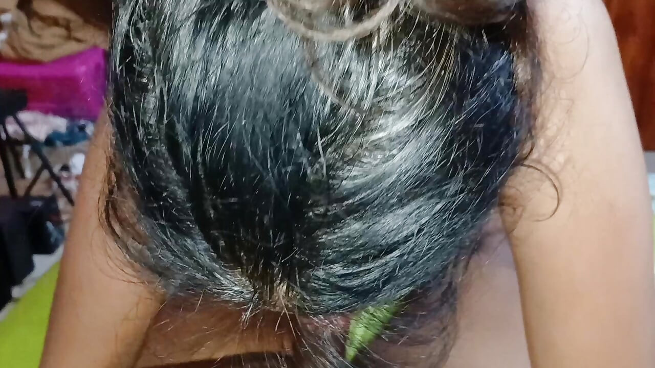 Η γειτόνισσα Ινδή θέλει τα χύσια μου στο στόμα της