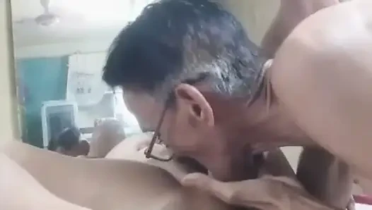 Занимаюсь любовью с лучшей подругой жены, пока она просто смотрит