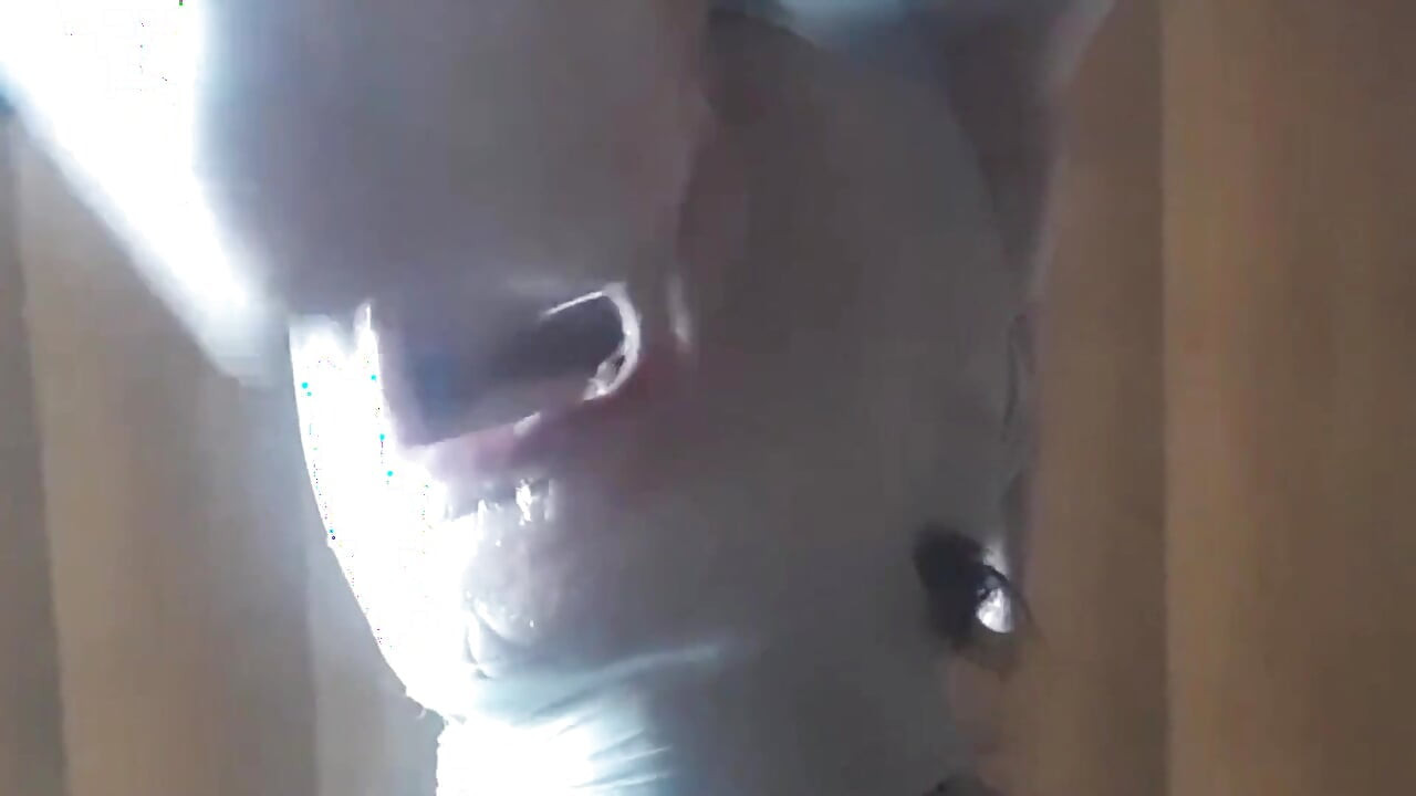 नायलॉन में एक हुड वाली एमआईएलए की दूसरी दृष्टि, टेप, चेहरे और उसके मुंह में सह के साथ आंखों पर पट्टी बांधी गई