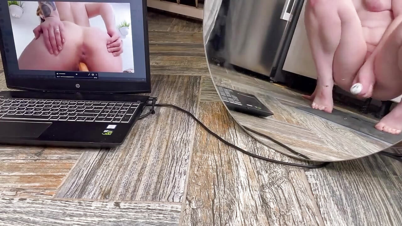 خلال جلسة التمدد ، شعرت بالقرنية وانتهيت من مشاهدة الإباحية