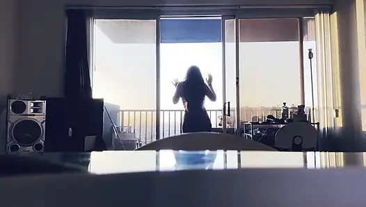 Meksikalı bir barbiie aşk şarkısını söylüyor