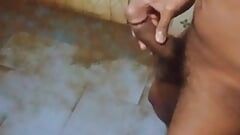 Индийский паренек мастурбирует в ванной 💦?
