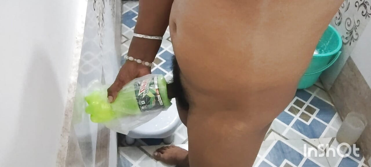 Bilojob handjob bathroom mein jakar hath se