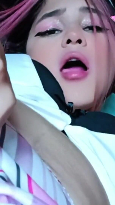 UNE COLOMBIENNE SE TOUCHE ET EXHIBE SES GROS NICHONS | Clip 1