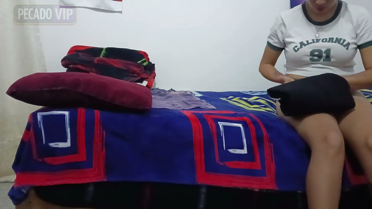 Enseñando a una colegiala caliente su papel de chupapollas sumisa y obediente