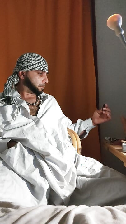 Dirtyjunkbro Afgan kıyafetleri içinde giyinmiş, çoraplı sidik ve sidik içeceği