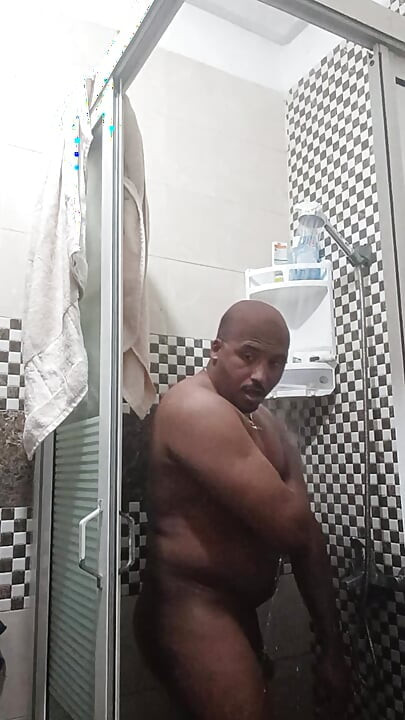 Καυλιάρης στο ντους