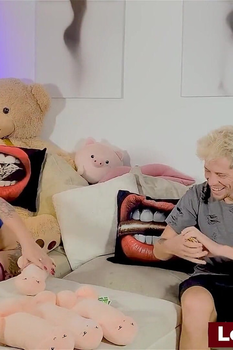 Elana และ Kyle เล่นเปลื้องผ้าโยนเกมควย