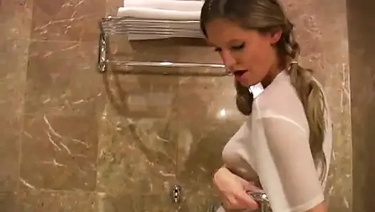 Büyük memeli sarışın duş alırken gömlek giyiyor