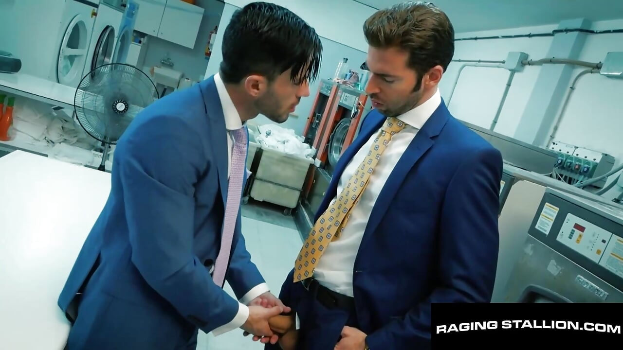 RAGING STALLION - Le desabrochó el cinturón - Le desaté el infierno en el culo