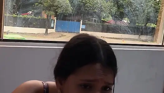 Она любит прыгать меня на член, пока все проходят мимо окна