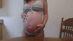 Gadis hamil panas menyemprotkan dildo