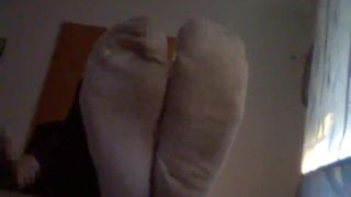 Meus pés de garoto fedorentos e meias brancas