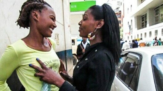 Madura africana lesbiana lame joven ébano en ducha mojada