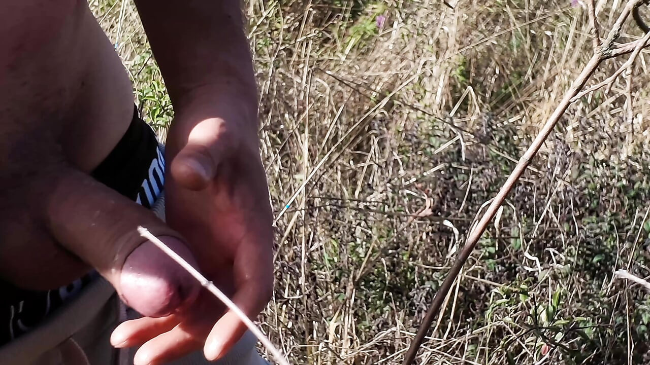 outdoor wank, piss und juicy cumshot (closeup) with uncut xl cock