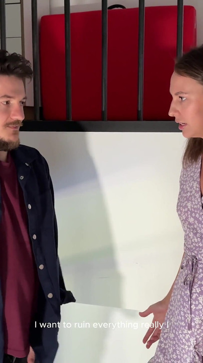 Nos bastidores! Espere do lado de fora enquanto fodemos sua namorada! Corno é expulso para que homens duros possam dar dp na puta dele!