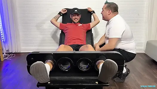 Dimitri gıdıklanıyor ve mastürbasyon yapıyor