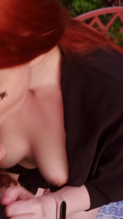 Dans la rue, je baise des seins énormes dans la rue