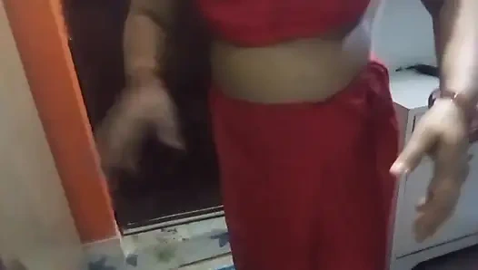 Güzel yenge güzel bir sari giyiyor.