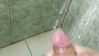 homem no chuveiro acaba se masturbando até ele gozar - assista o fim