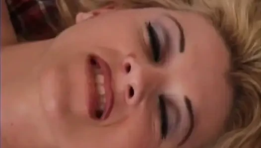Vollbusige blonde MILF wird hart geritten und gesichtsbesamt