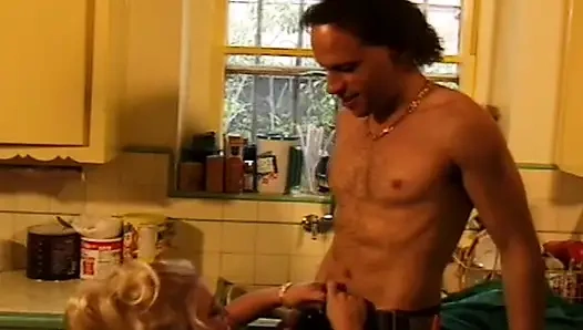 Blonde MILF muschi und arsch von mehreren hengsten gefüllt