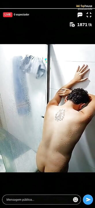 Jag tog en dusch på livestreamen och fick några stygga följare