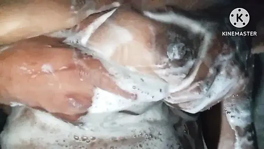 Kayınbiraderi ki göğüsleri malish veya chudai