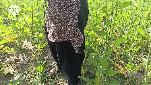 Hintli köylü kadın açık havada devar tarafından sikiliyor