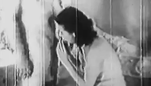 Усталый муж трахает свою молодую жену (винтаж 1940-х)
