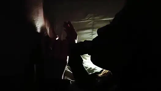 Cewek sange ini lagi asik nyepong kontol sambil merokok
