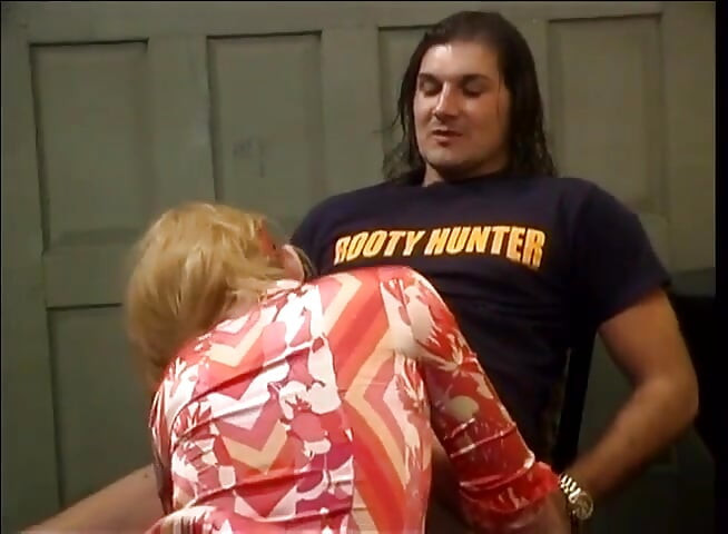 Seksi plavuša liže pičku tetoviranom muškarcu, sisa veliki kurac