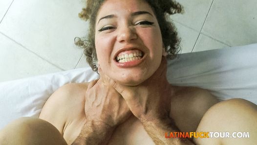 18-летняя латинская тинка занимается грубым сексом после пробуждения