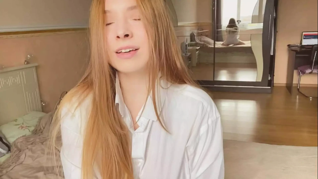 漂亮女孩的阴户抽动并射精