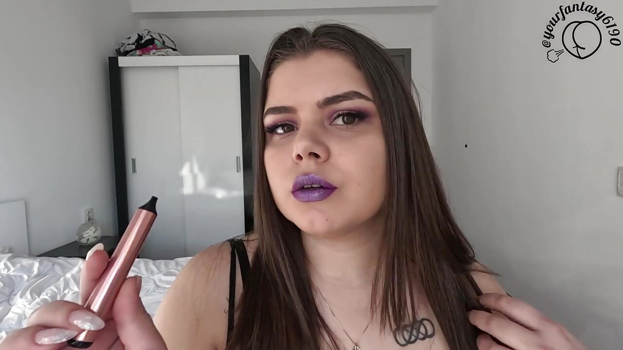 Fumando y vapando con lápiz labial púrpura y brillante