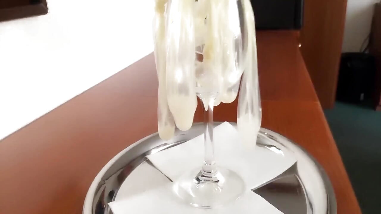 Cumdump çok fazla kullanılmış prezervatif içiyor - döl nektar - bir bardak döl