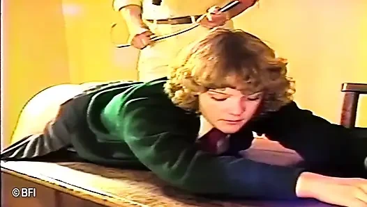 Бедной юной красотке шлепают задницу в классе