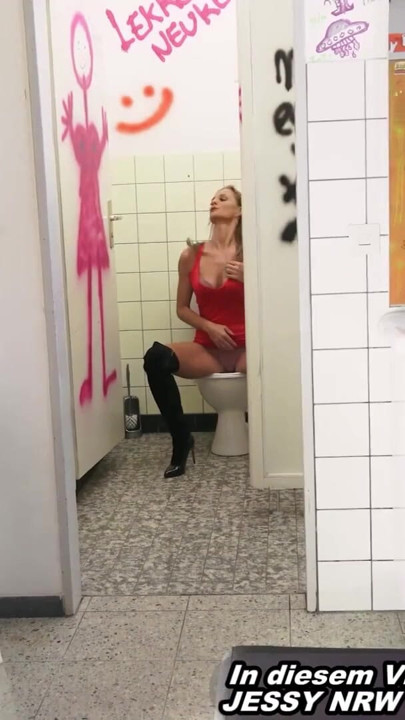 Tysk tynn milf-ludder knullet på offentlig toalett | Klipp 1