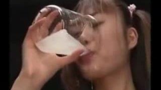 Japaner trinkt Sperma