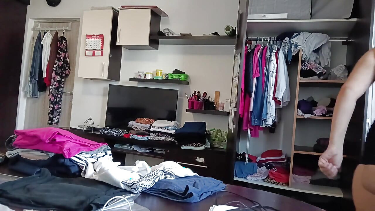 Amatorskie żona dobrze się bawi, przymierzając ubrania i wycinając je.