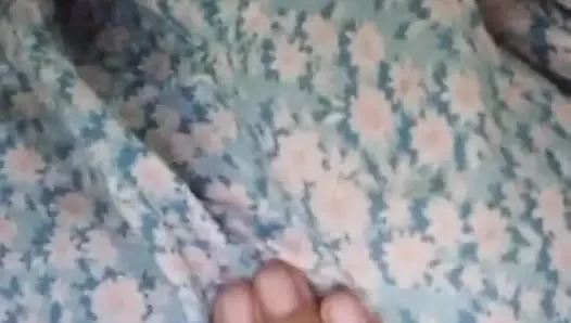 Brunette panas masturbasi dengan dildo raksasa di atas beruang teddy