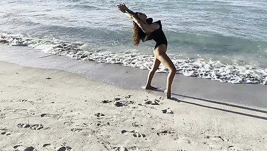 Sahilde siyah elbiseli seksi Monika Fox