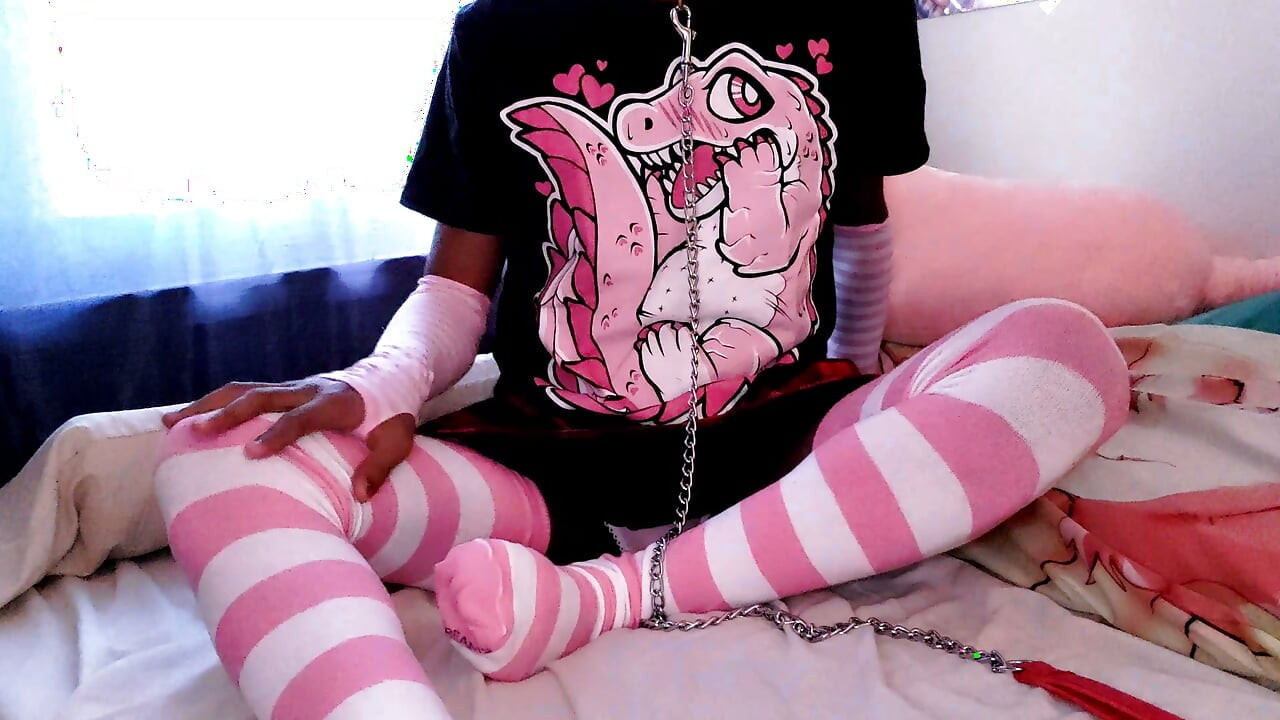 Sort sissy femboy i snor viser sit kyskhedsbælte og stramme røv