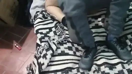 Девушка в платье Монтано с матрасом на полу