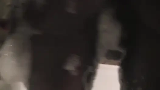 Чернокожая расслабляется в ванне