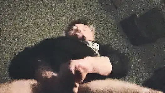 Tutkuyla mastürbasyon yapıyor