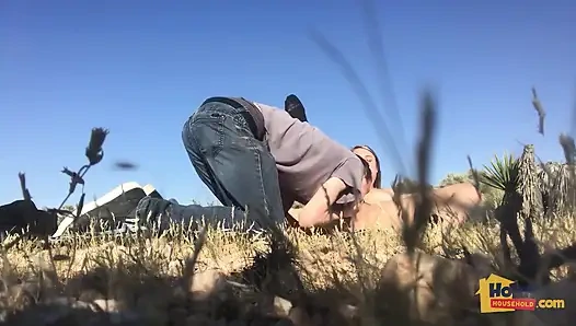 Сладкая молодая киска в открытой пустыне