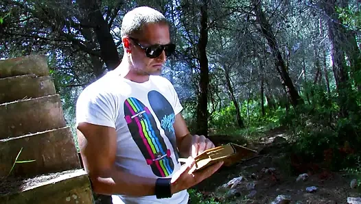 Kötü ve tahrik olmuş bir adam için ormanda seksi av