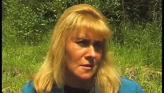 Cewek dewasa rambut pirang dengan memek berbulu bersenang-senang di luar ruangan