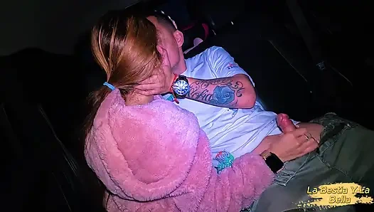 Herkesin içinde kıllı vajinamı sikebilmesi için arkadaşımın erkek arkadaşıyla buluşuyorum.